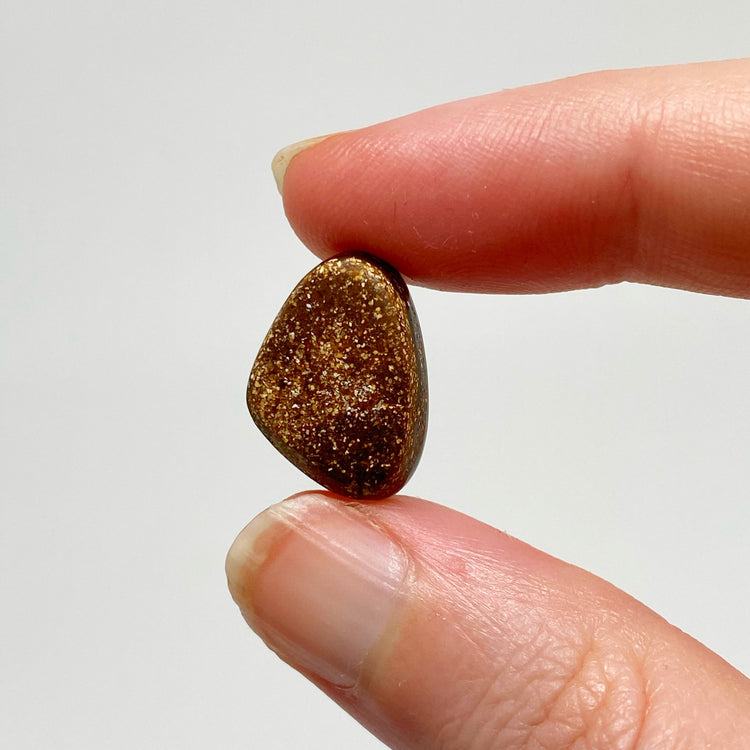 8.28 Ct broad flash boulder opal