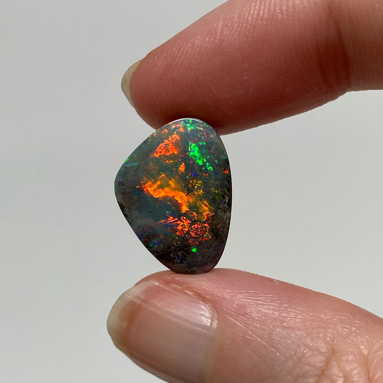 8.28 Ct broad flash boulder opal