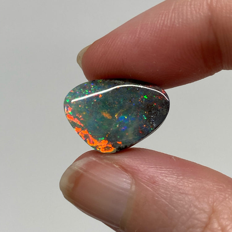 8.28 Ct broad flash boulder opal