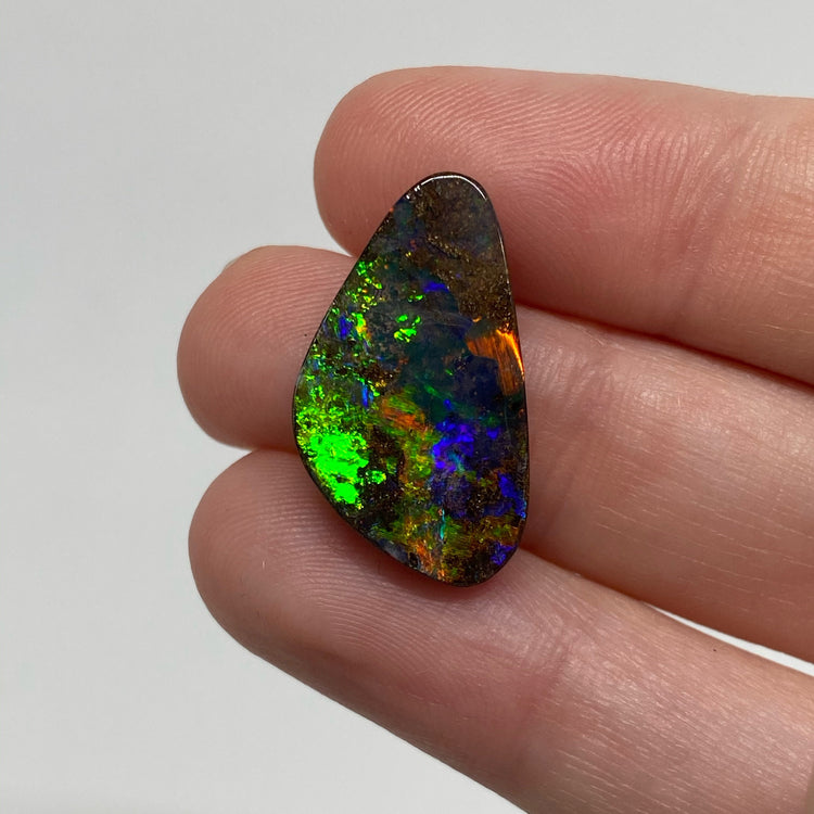 8.60 Ct broad flash boulder opal