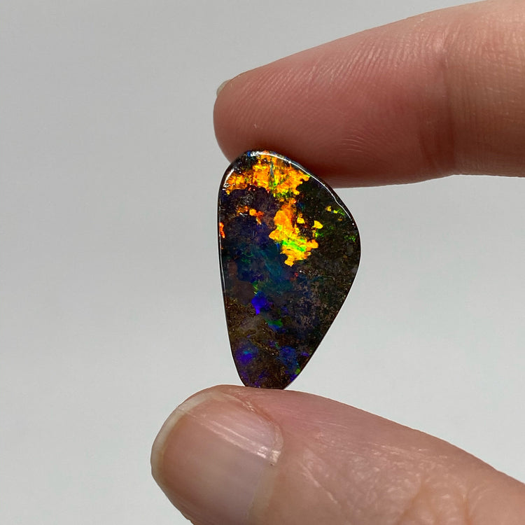 8.60 Ct broad flash boulder opal