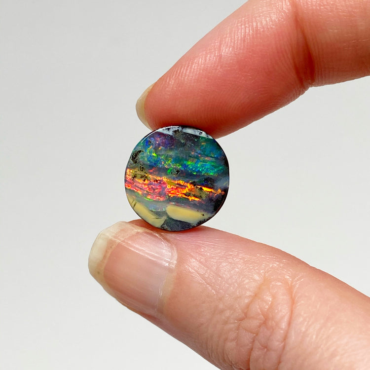 7.05 Ct colorful circle boulder opal